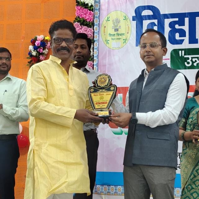 Best Teacher Award on  bihar diwas receiving from district magistrate